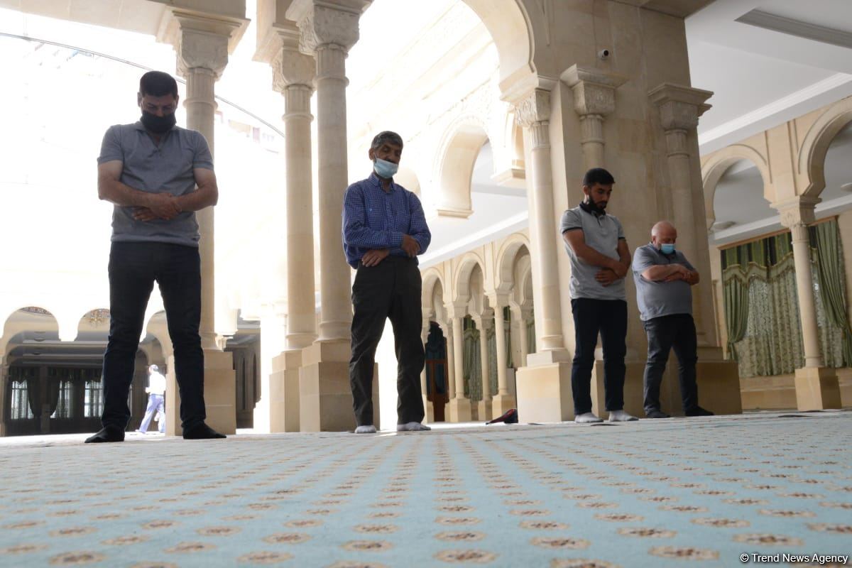 Məscidə namaz qılmağa gələnlərin hamısında COVİD-19 pasportu var – Axund (FOTO)