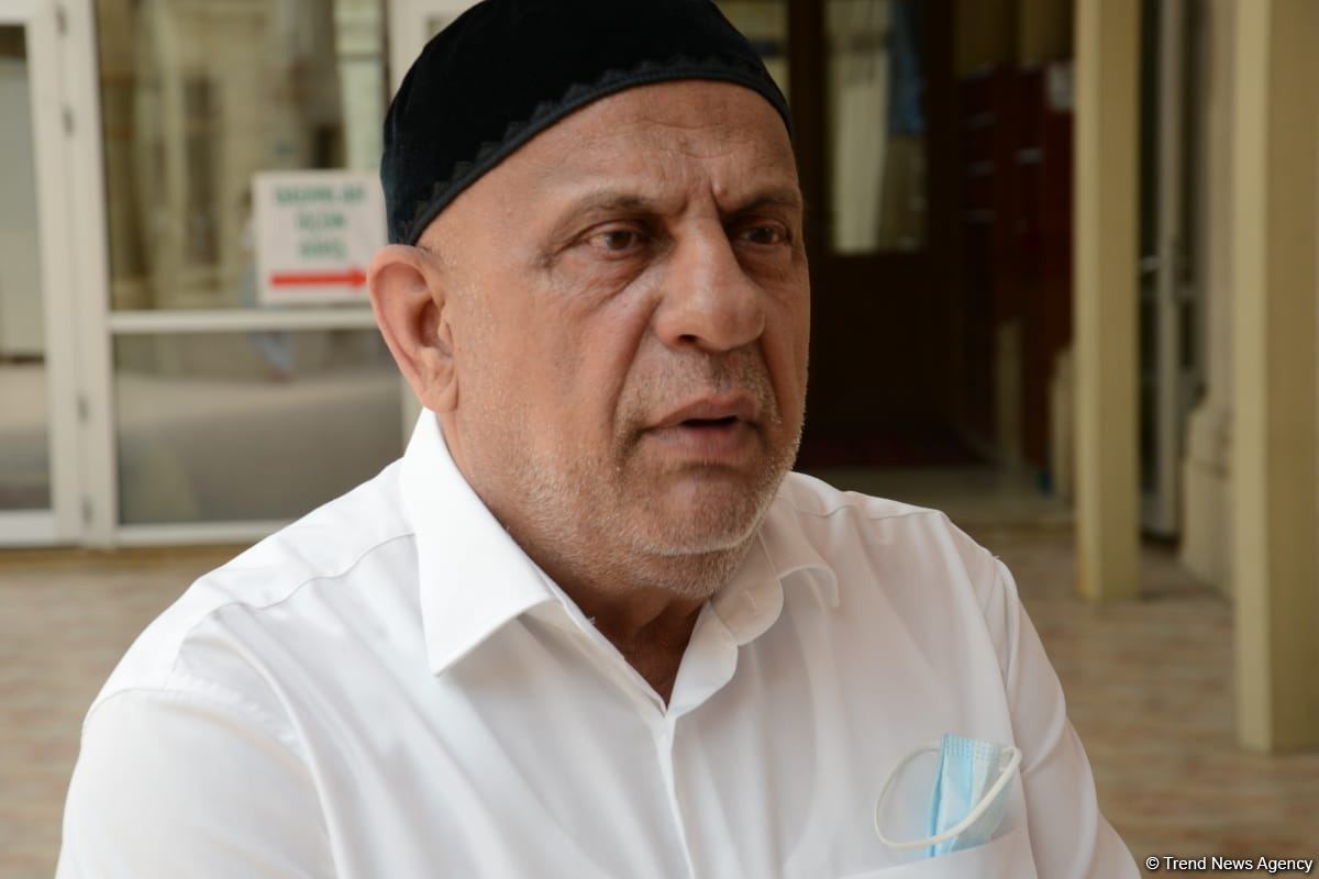 Məscidə namaz qılmağa gələnlərin hamısında COVİD-19 pasportu var – Axund (FOTO)