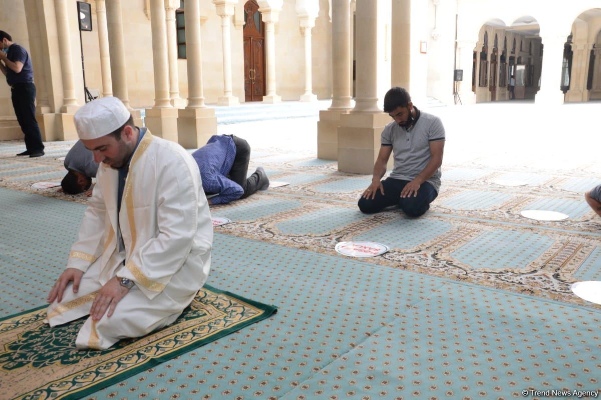 Məscidə namaz qılmağa gələnlərin hamısında COVİD-19 pasportu var – Axund (FOTO)