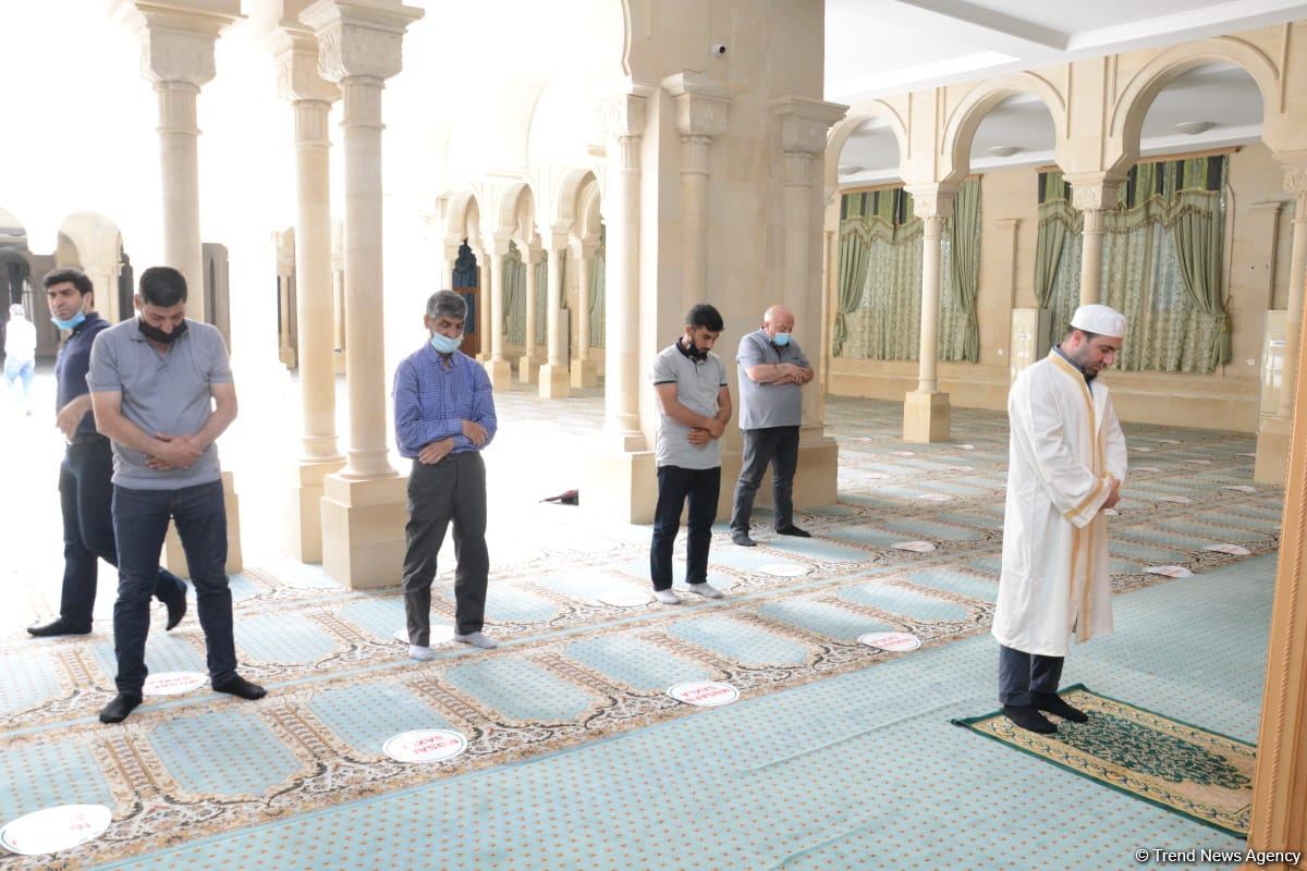 Məscidə namaz qılmağa gələnlərin hamısında COVİD-19 pasportu var – Axund (FOTO)