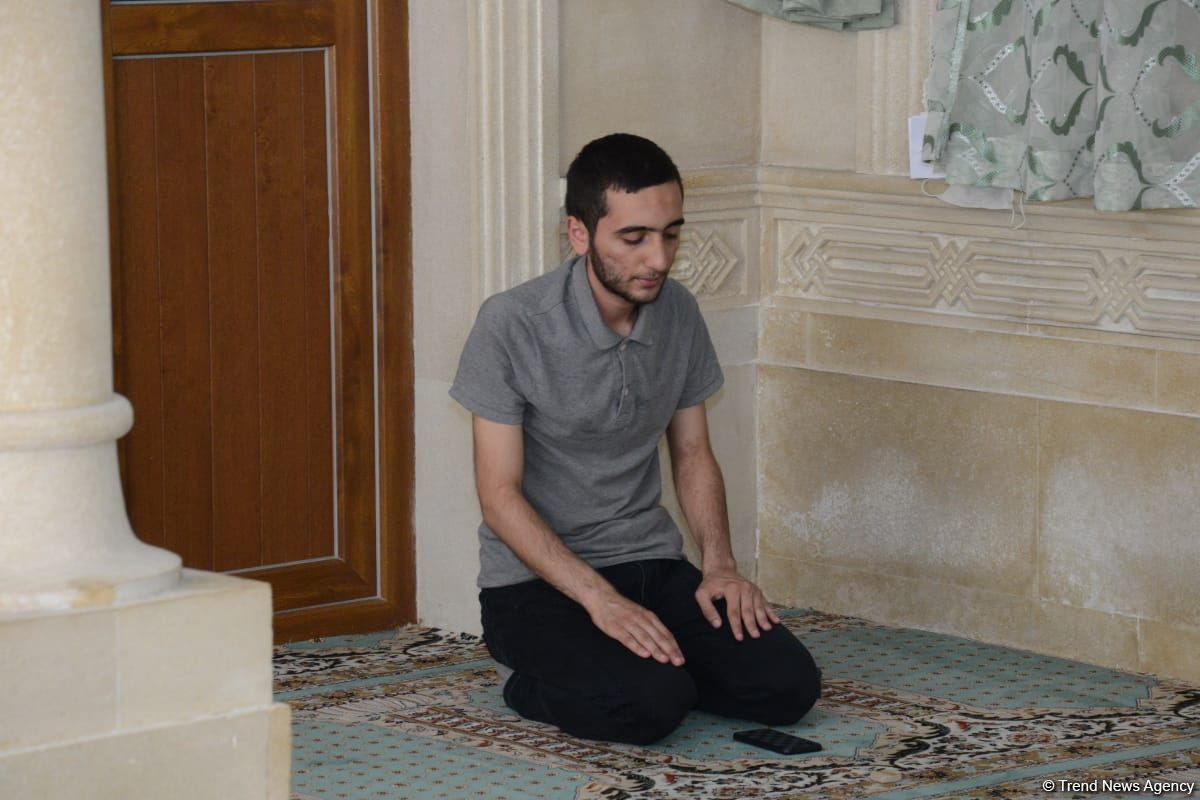 Məscidə namaz qılmağa gələnlərin hamısında COVİD-19 pasportu var – Axund (FOTO)