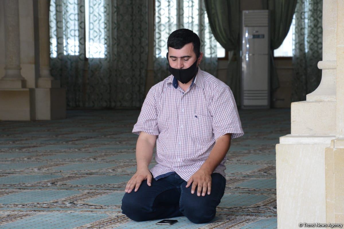Məscidə namaz qılmağa gələnlərin hamısında COVİD-19 pasportu var – Axund (FOTO)