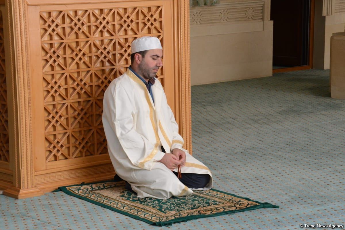 Məscidə namaz qılmağa gələnlərin hamısında COVİD-19 pasportu var – Axund (FOTO)