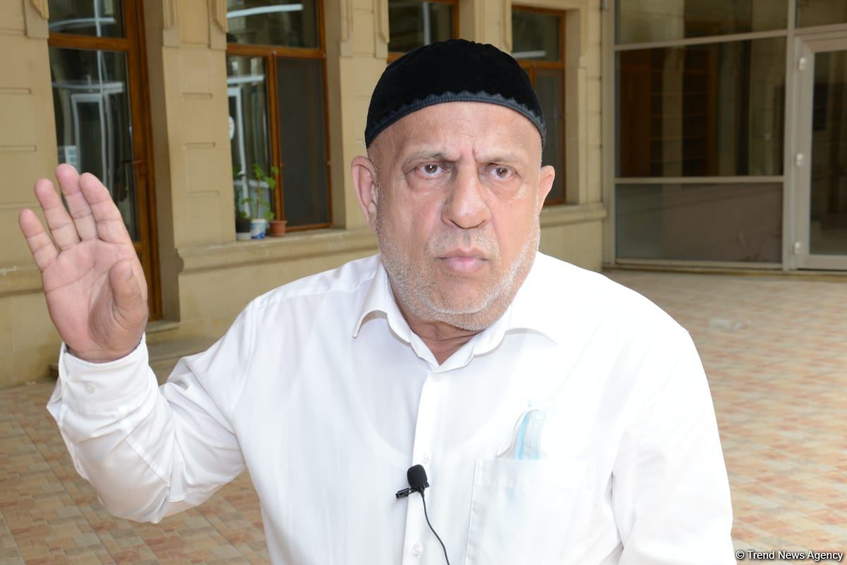 Məscidə namaz qılmağa gələnlərin hamısında COVİD-19 pasportu var – Axund (FOTO)