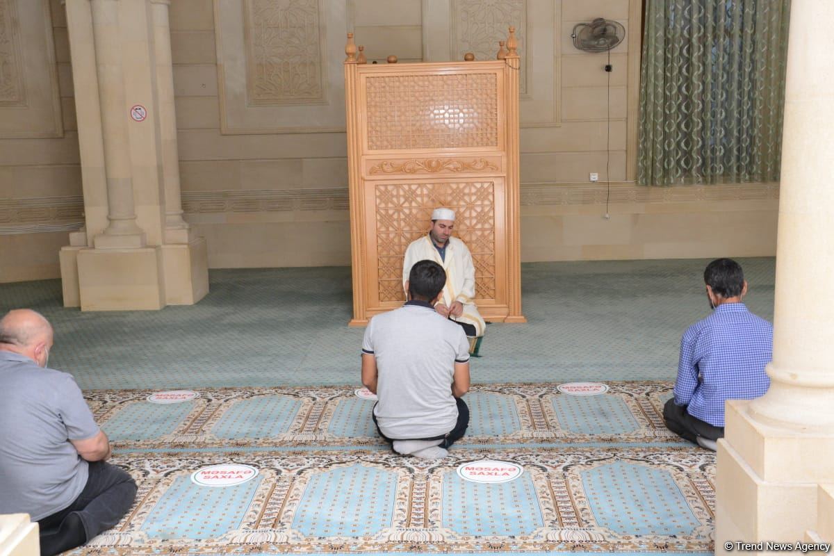 Məscidə namaz qılmağa gələnlərin hamısında COVİD-19 pasportu var – Axund (FOTO)