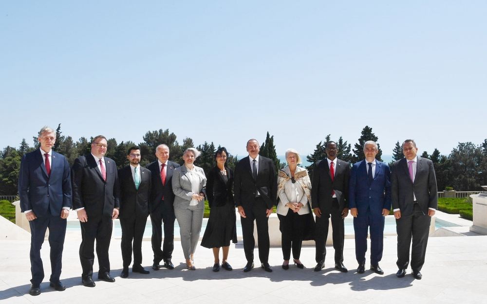 Prezident İlham Əliyev on ölkənin Azərbaycanda yeni təyin olunmuş qeyri-rezident səfirlərinin etimadnamələrini qəbul edib (FOTO) (YENİLƏNİB)