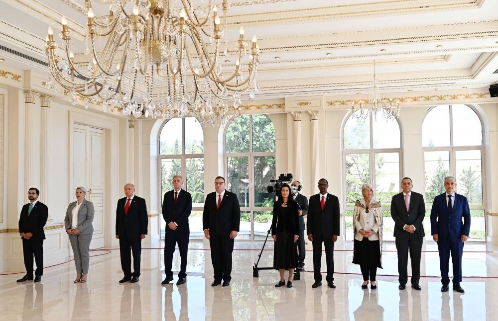 Prezident İlham Əliyev on ölkənin Azərbaycanda yeni təyin olunmuş qeyri-rezident səfirlərinin etimadnamələrini qəbul edib (FOTO) (YENİLƏNİB)