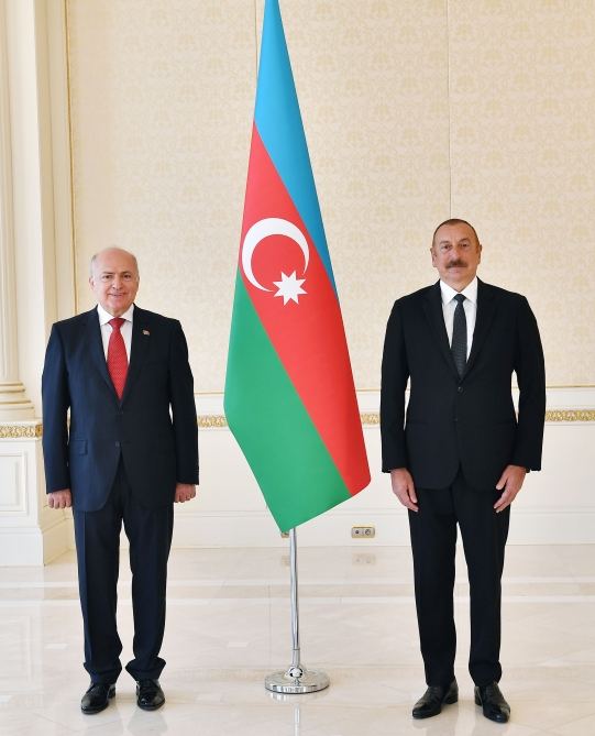 Prezident İlham Əliyev on ölkənin Azərbaycanda yeni təyin olunmuş qeyri-rezident səfirlərinin etimadnamələrini qəbul edib (FOTO) (YENİLƏNİB)