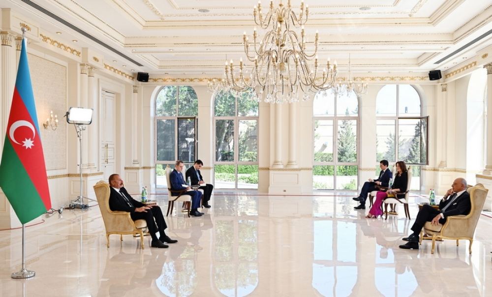 Prezident İlham Əliyev İtaliyanın Azərbaycanda yeni təyin olunmuş səfirinin etimadnaməsini qəbul edib (FOTO) (YENİLƏNİB)