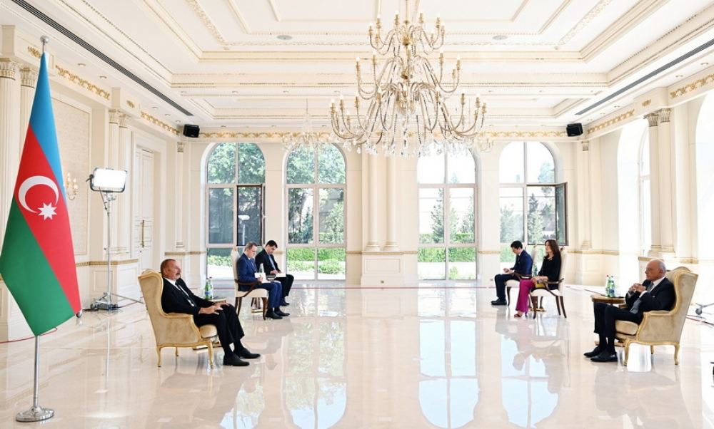 Prezident İlham Əliyev İtaliyanın Azərbaycanda yeni təyin olunmuş səfirinin etimadnaməsini qəbul edib (FOTO) (YENİLƏNİB)