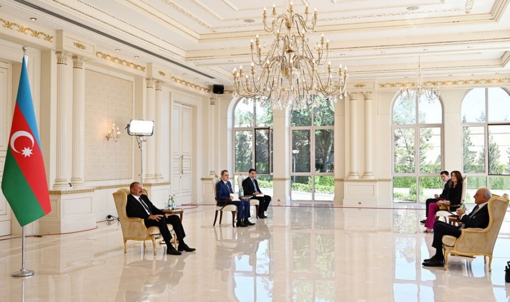 Prezident İlham Əliyev İtaliyanın Azərbaycanda yeni təyin olunmuş səfirinin etimadnaməsini qəbul edib (FOTO) (YENİLƏNİB)