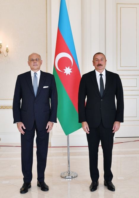 Prezident İlham Əliyev İtaliyanın Azərbaycanda yeni təyin olunmuş səfirinin etimadnaməsini qəbul edib (FOTO) (YENİLƏNİB)