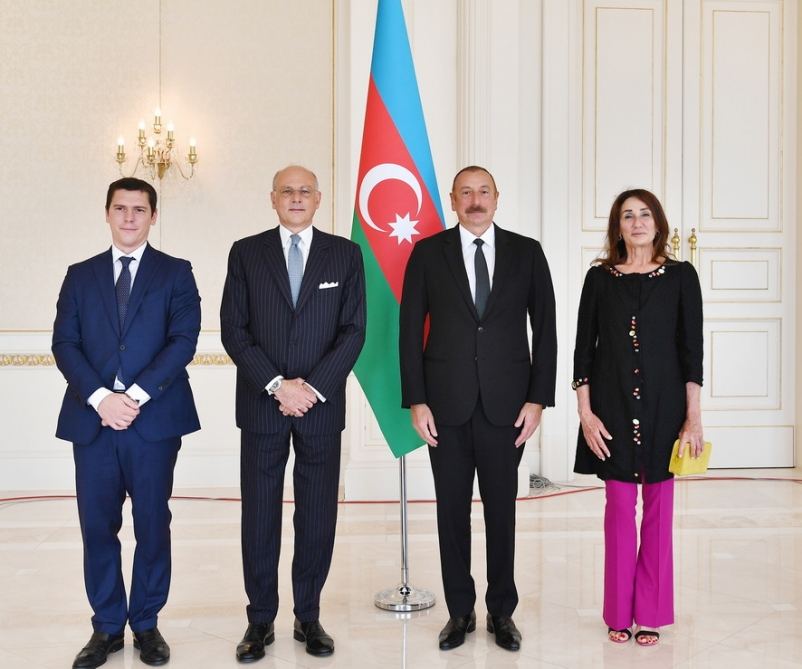Prezident İlham Əliyev İtaliyanın Azərbaycanda yeni təyin olunmuş səfirinin etimadnaməsini qəbul edib (FOTO) (YENİLƏNİB)