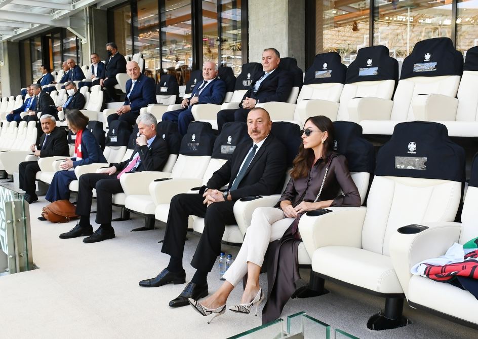 Prezident İlham Əliyev və birinci xanım Mehriban Əliyeva Uels-İsveçrə oyununa baxıblar (FOTO/VİDEO)