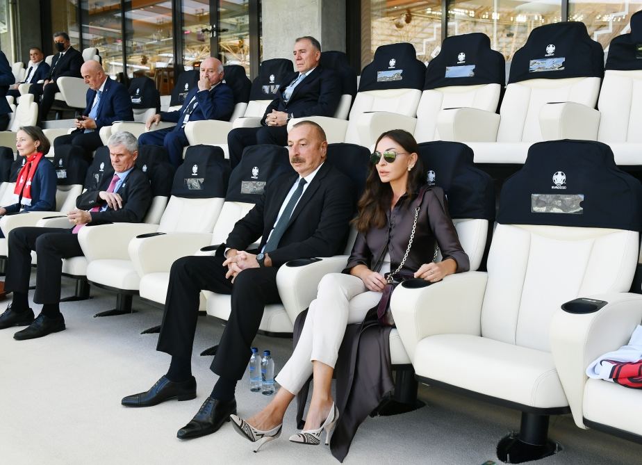 Prezident İlham Əliyev və birinci xanım Mehriban Əliyeva Uels-İsveçrə oyununa baxıblar (FOTO/VİDEO)