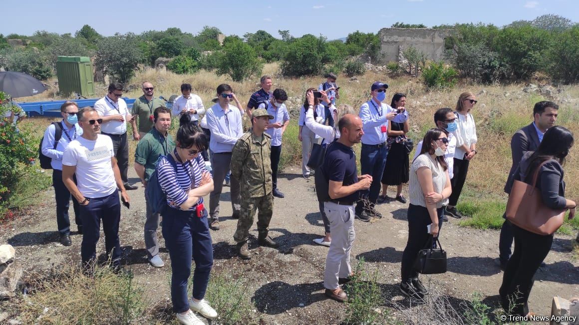 Xarici diplomatik korpusun nümayəndələri Ağdam Cümə məscidində ermənilərin törətdikləri vəhşiliklərlə tanış olublar (FOTO)