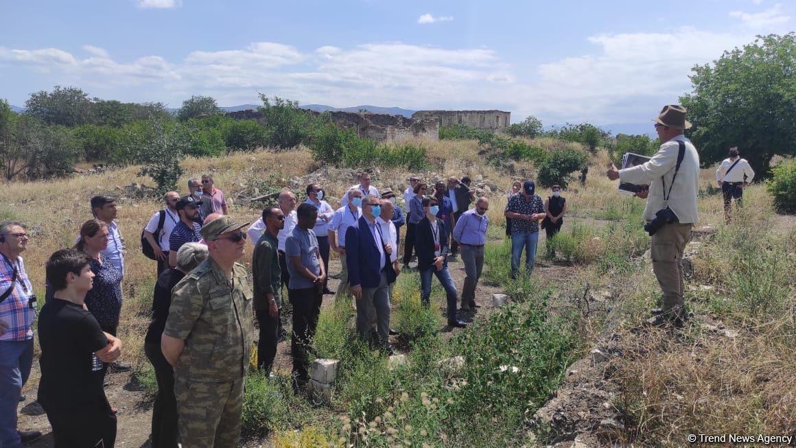 Xarici diplomatik korpusun nümayəndələri Ağdam Cümə məscidində ermənilərin törətdikləri vəhşiliklərlə tanış olublar (FOTO)