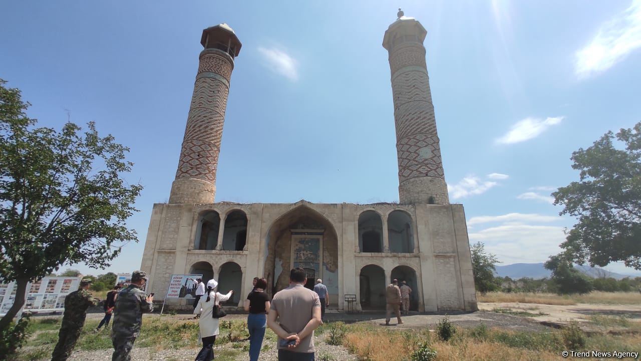 Xarici diplomatik korpusun nümayəndələri Ağdam Cümə məscidində ermənilərin törətdikləri vəhşiliklərlə tanış olublar (FOTO)