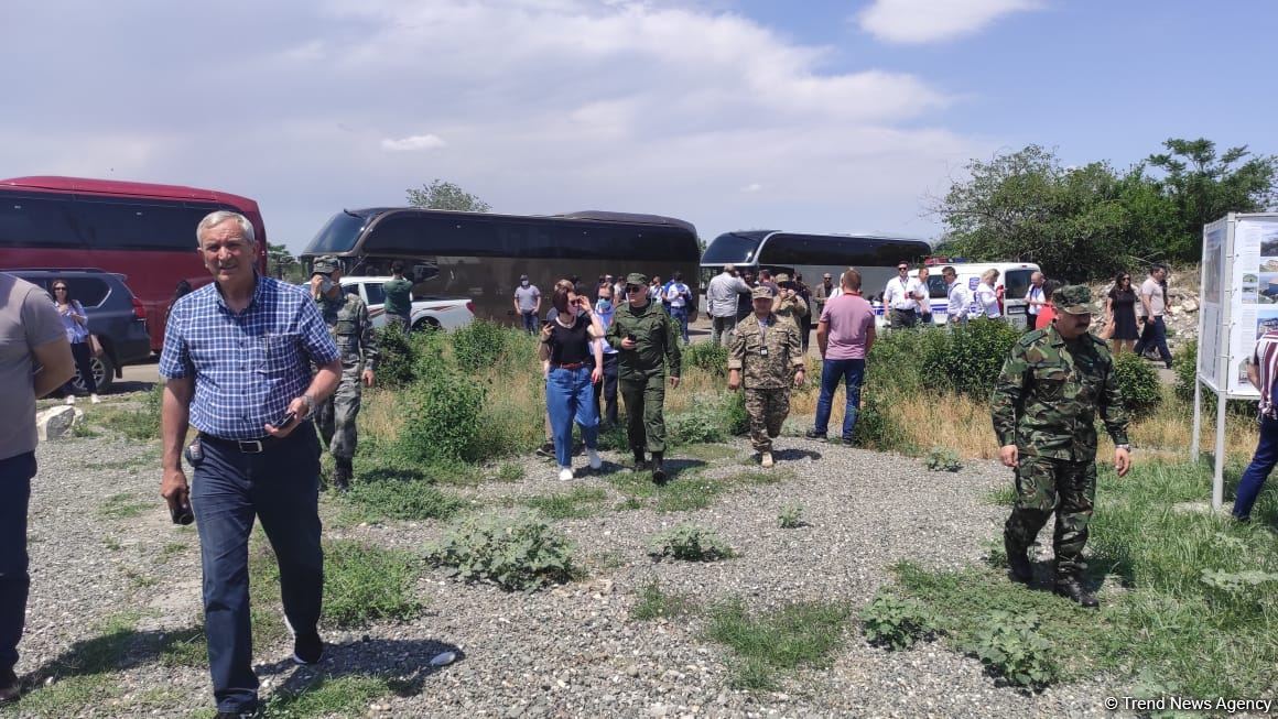 Xarici diplomatik korpusun nümayəndələri Ağdam Cümə məscidində ermənilərin törətdikləri vəhşiliklərlə tanış olublar (FOTO)
