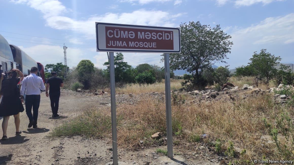 Xarici diplomatik korpusun nümayəndələri Ağdam Cümə məscidində ermənilərin törətdikləri vəhşiliklərlə tanış olublar (FOTO)