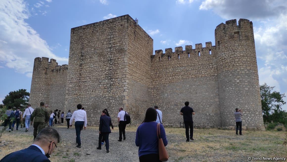 Xarici diplomatlar Ağdamda Dağüstü parkın salınacağı ərazidə və Şahbulaq qalasında olublar (FOTO)