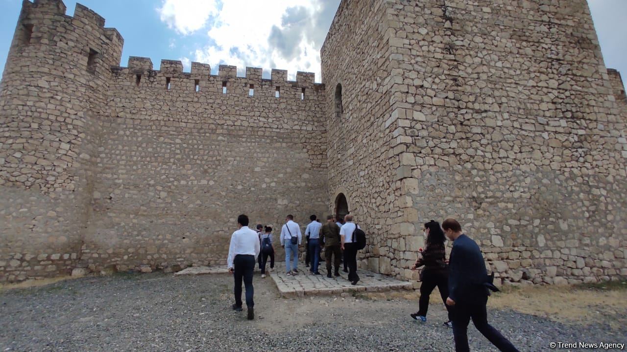 Xarici diplomatlar Ağdamda Dağüstü parkın salınacağı ərazidə və Şahbulaq qalasında olublar (FOTO)