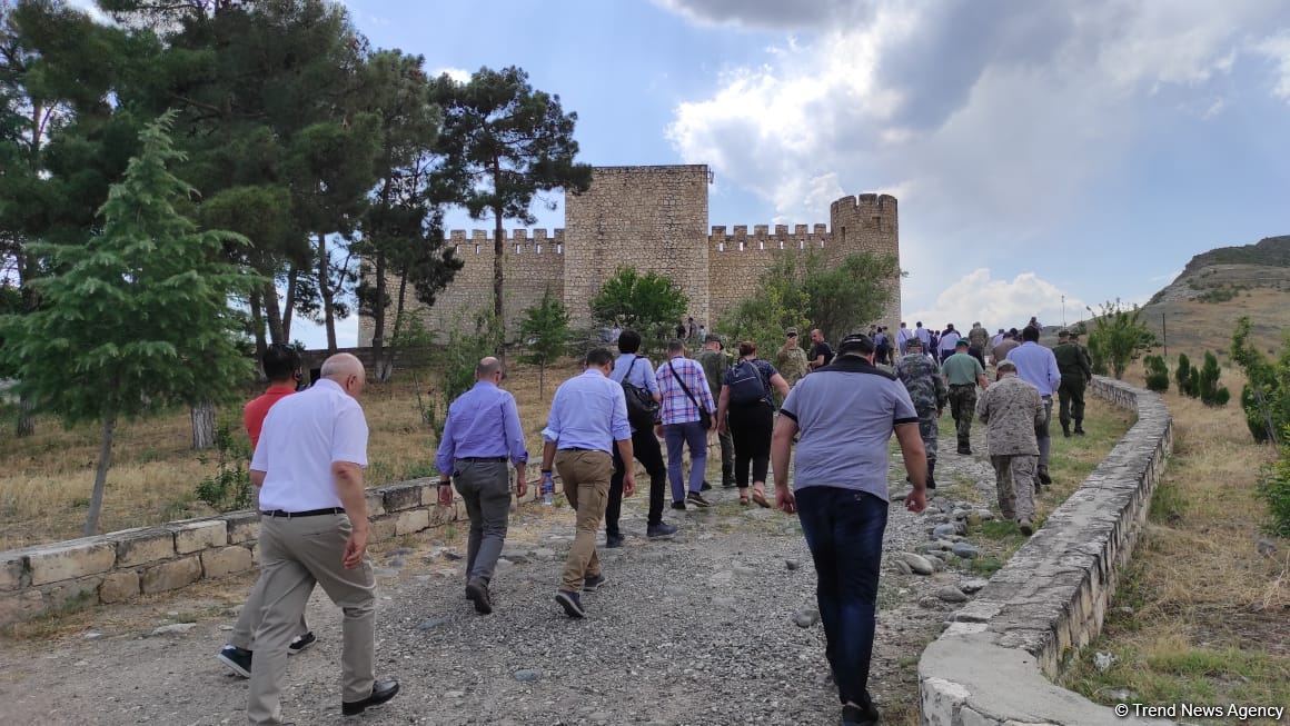 Xarici diplomatlar Ağdamda Dağüstü parkın salınacağı ərazidə və Şahbulaq qalasında olublar (FOTO)