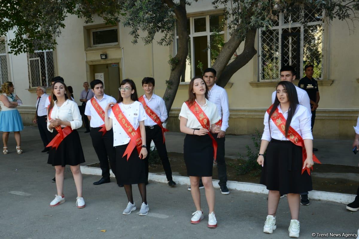 Bu gün məktəblərdə "Son zəng" çalınıb (FOTO)