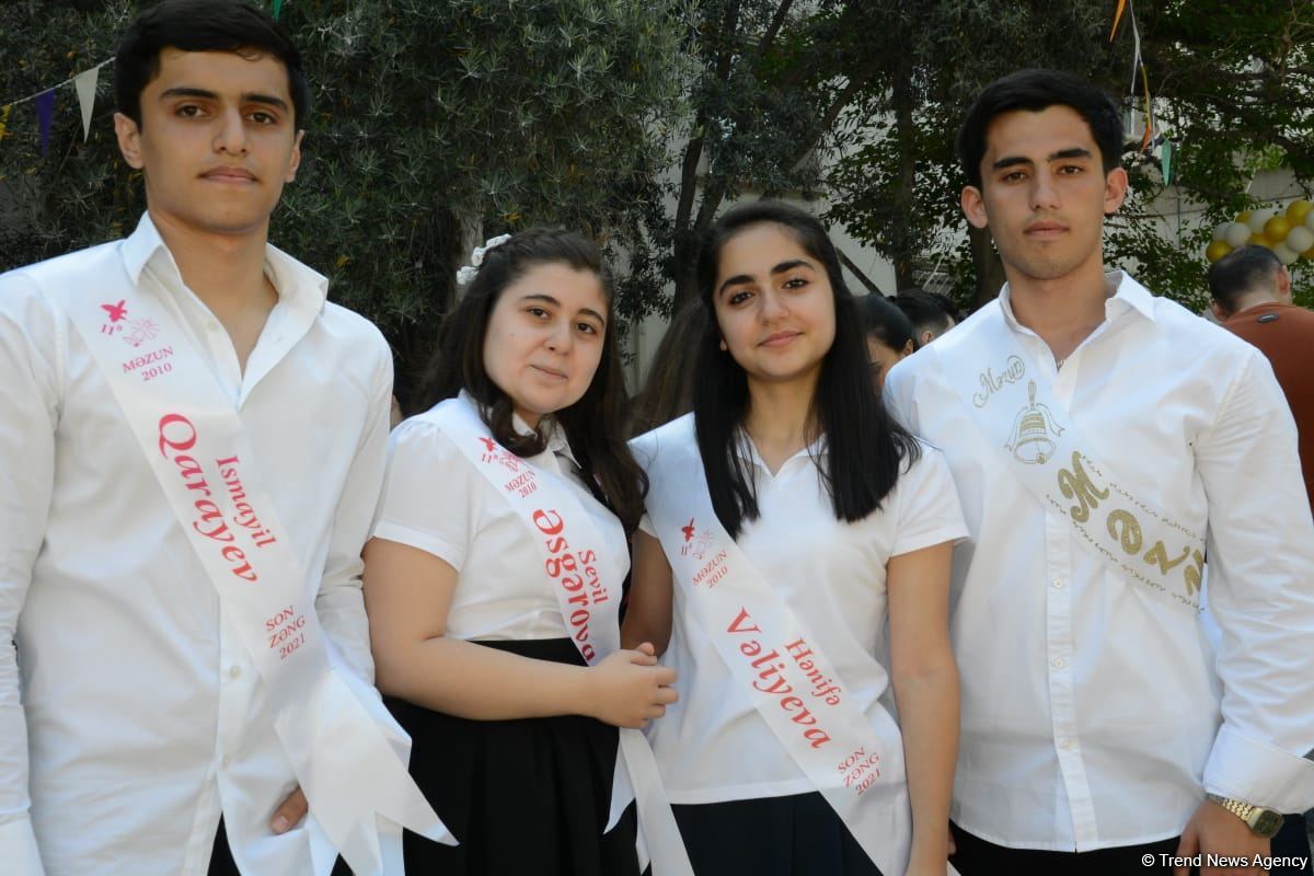 Bu gün məktəblərdə "Son zəng" çalınıb (FOTO)