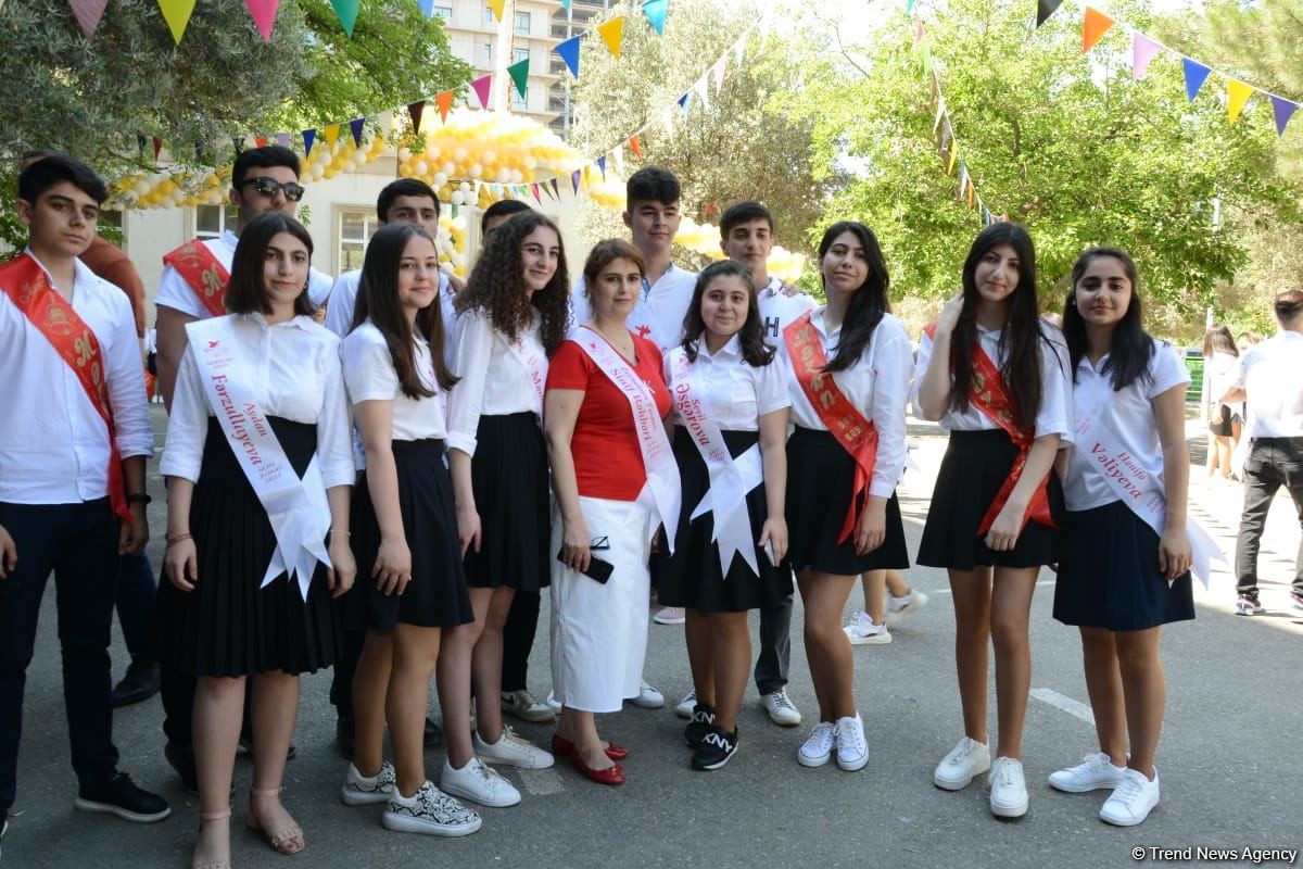 Bu gün məktəblərdə "Son zəng" çalınıb (FOTO)