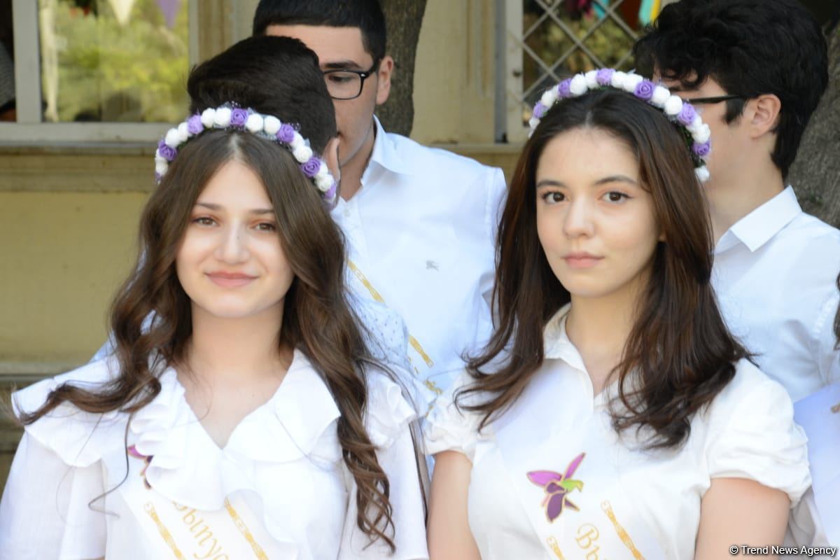 Bu gün məktəblərdə "Son zəng" çalınıb (FOTO)