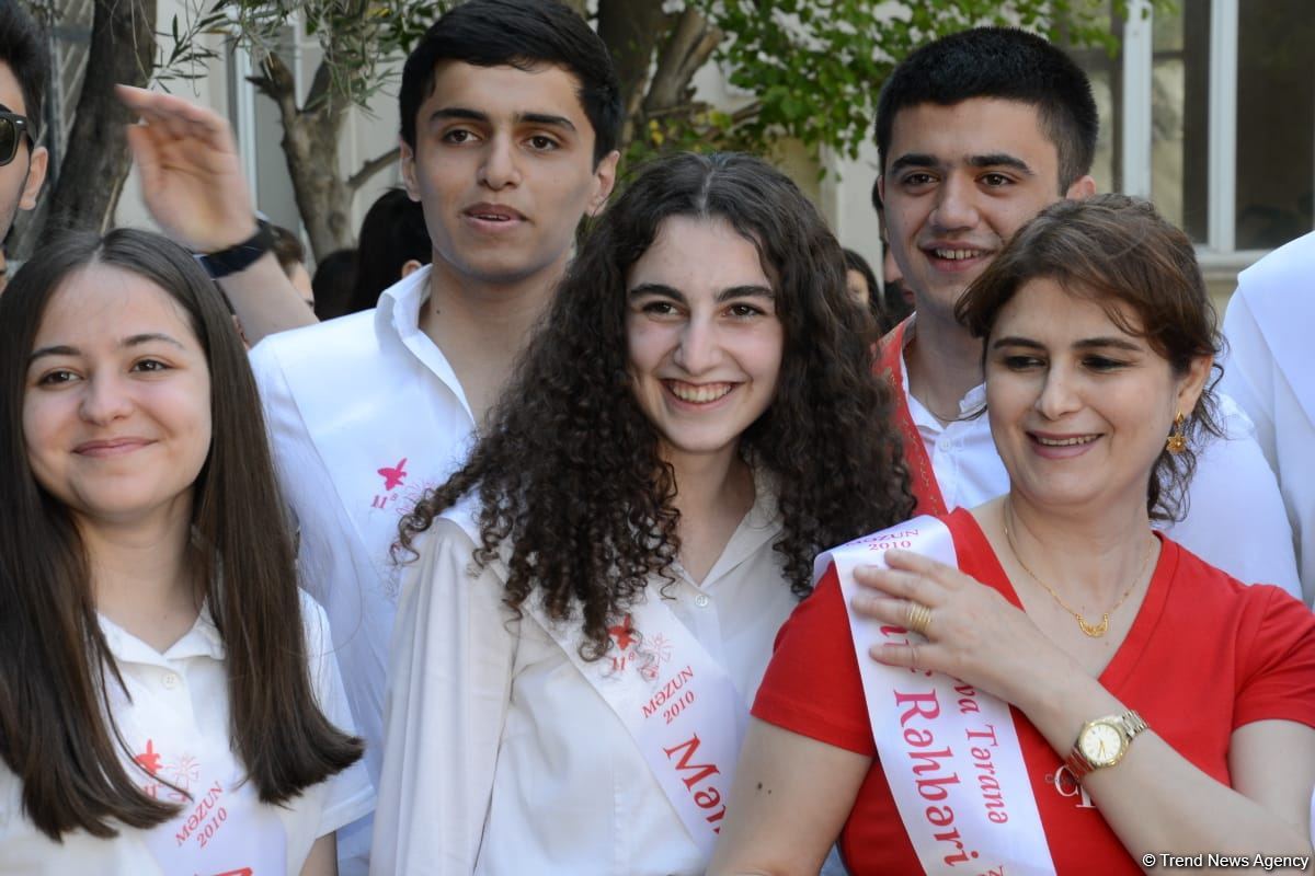 Bu gün məktəblərdə "Son zəng" çalınıb (FOTO)