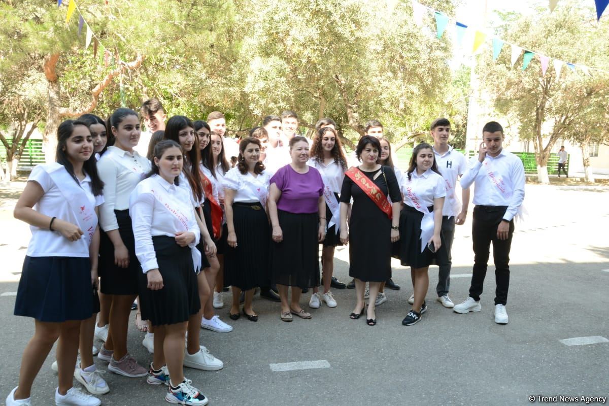 Bu gün məktəblərdə "Son zəng" çalınıb (FOTO)