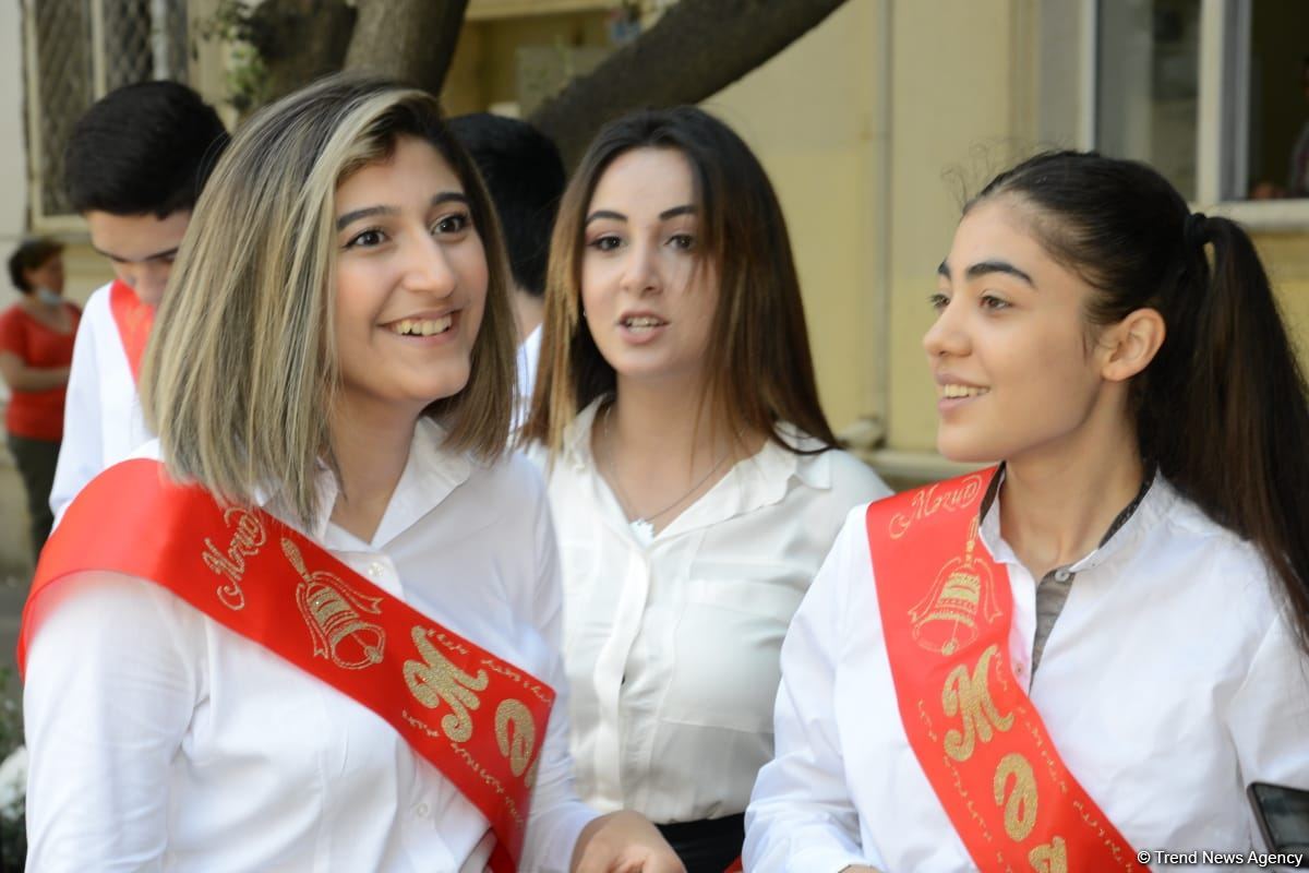 Bu gün məktəblərdə "Son zəng" çalınıb (FOTO)