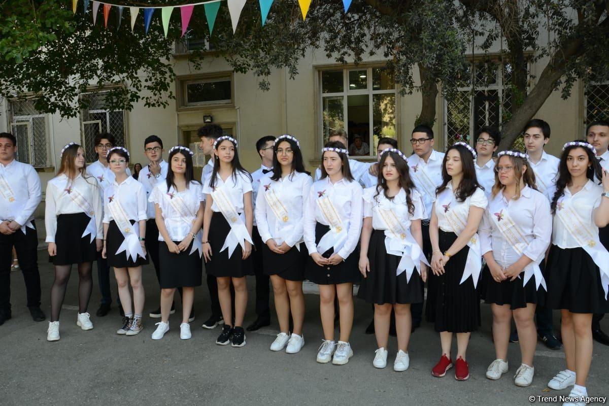 Bu gün məktəblərdə "Son zəng" çalınıb (FOTO)