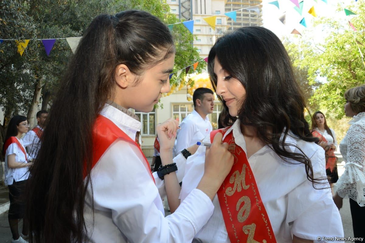 Bu gün məktəblərdə "Son zəng" çalınıb (FOTO)