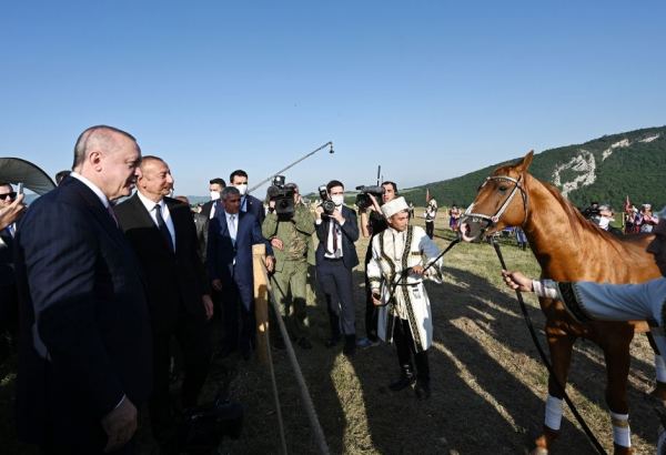 Şuşada Ərdoğana “Zəfər” adlı Qarabağ atı və “Xarıbülbül” kompozisiyası hədiyyə edilib (FOTO)