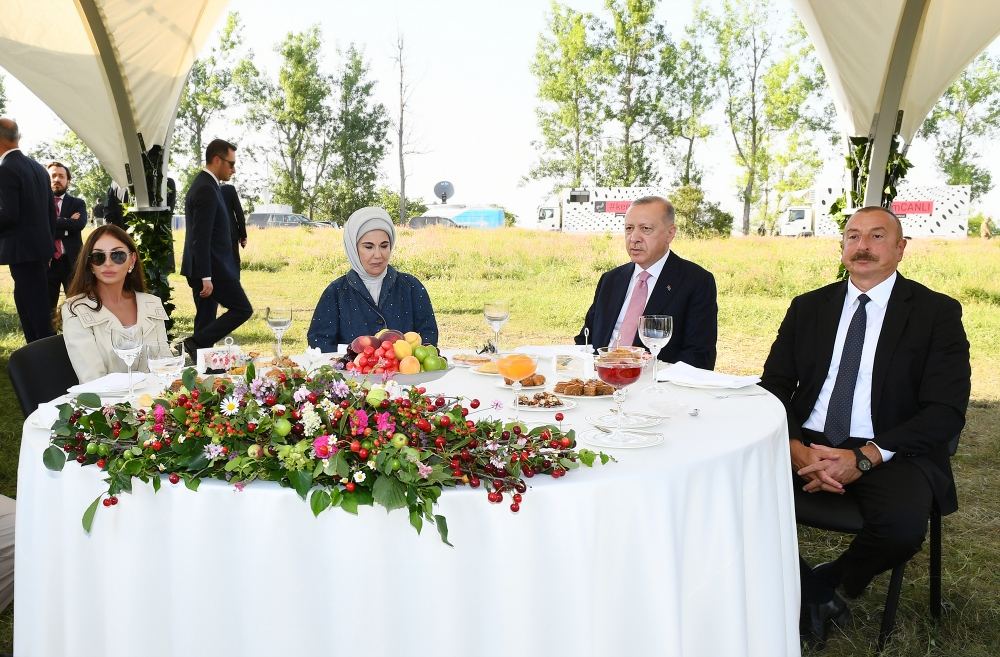 Azərbaycan və Türkiyə Prezidentləri xanımları ilə birlikdə Heydər Əliyev Fondunun təşkil etdiyi “Musiqi irsi və Qarabağ atları Cıdır düzündə” adlı kompozisiyanın təqdimatında iştirak ediblər (FOTO/VİDEO)