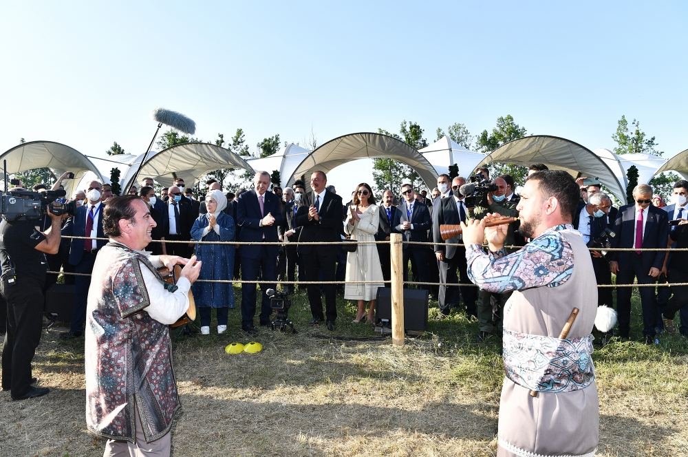 Azərbaycan və Türkiyə Prezidentləri xanımları ilə birlikdə Heydər Əliyev Fondunun təşkil etdiyi “Musiqi irsi və Qarabağ atları Cıdır düzündə” adlı kompozisiyanın təqdimatında iştirak ediblər (FOTO/VİDEO)