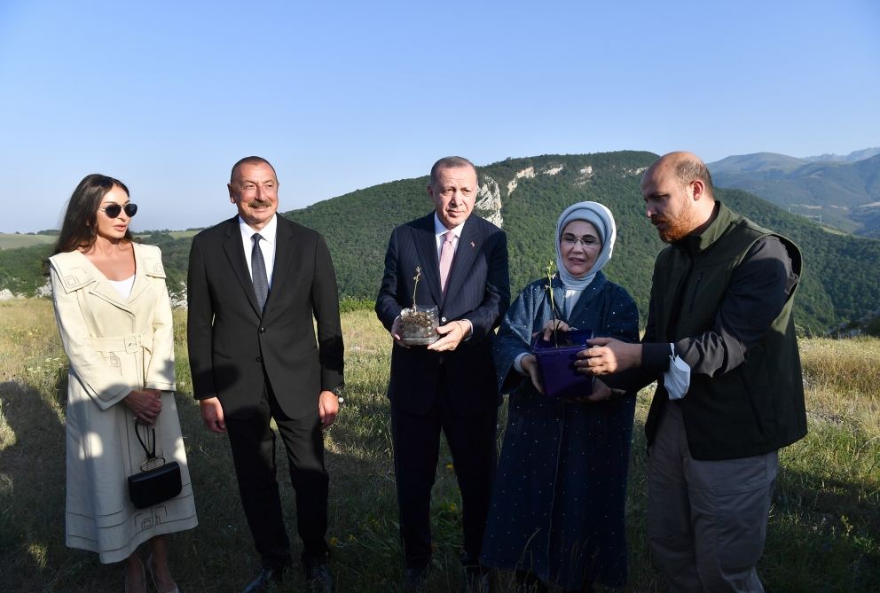 Azərbaycan və Türkiyə Prezidentləri xanımları ilə birlikdə Heydər Əliyev Fondunun təşkil etdiyi “Musiqi irsi və Qarabağ atları Cıdır düzündə” adlı kompozisiyanın təqdimatında iştirak ediblər (FOTO/VİDEO)