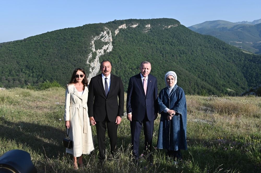 Azərbaycan və Türkiyə Prezidentləri xanımları ilə birlikdə Heydər Əliyev Fondunun təşkil etdiyi “Musiqi irsi və Qarabağ atları Cıdır düzündə” adlı kompozisiyanın təqdimatında iştirak ediblər (FOTO/VİDEO)