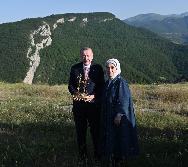 Azərbaycan və Türkiyə Prezidentləri xanımları ilə birlikdə Heydər Əliyev Fondunun təşkil etdiyi “Musiqi irsi və Qarabağ atları Cıdır düzündə” adlı kompozisiyanın təqdimatında iştirak ediblər (FOTO/VİDEO)