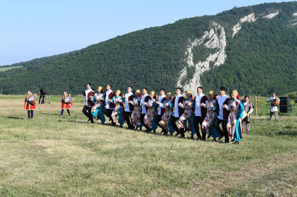 Azərbaycan və Türkiyə Prezidentləri xanımları ilə birlikdə Heydər Əliyev Fondunun təşkil etdiyi “Musiqi irsi və Qarabağ atları Cıdır düzündə” adlı kompozisiyanın təqdimatında iştirak ediblər (FOTO/VİDEO)