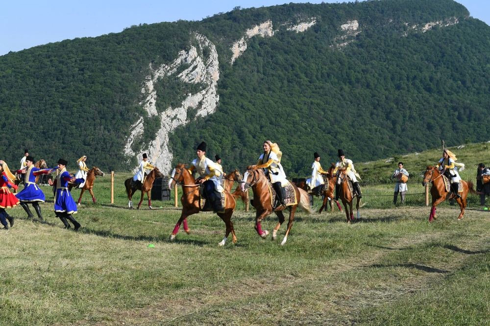 Azərbaycan və Türkiyə Prezidentləri xanımları ilə birlikdə Heydər Əliyev Fondunun təşkil etdiyi “Musiqi irsi və Qarabağ atları Cıdır düzündə” adlı kompozisiyanın təqdimatında iştirak ediblər (FOTO/VİDEO)