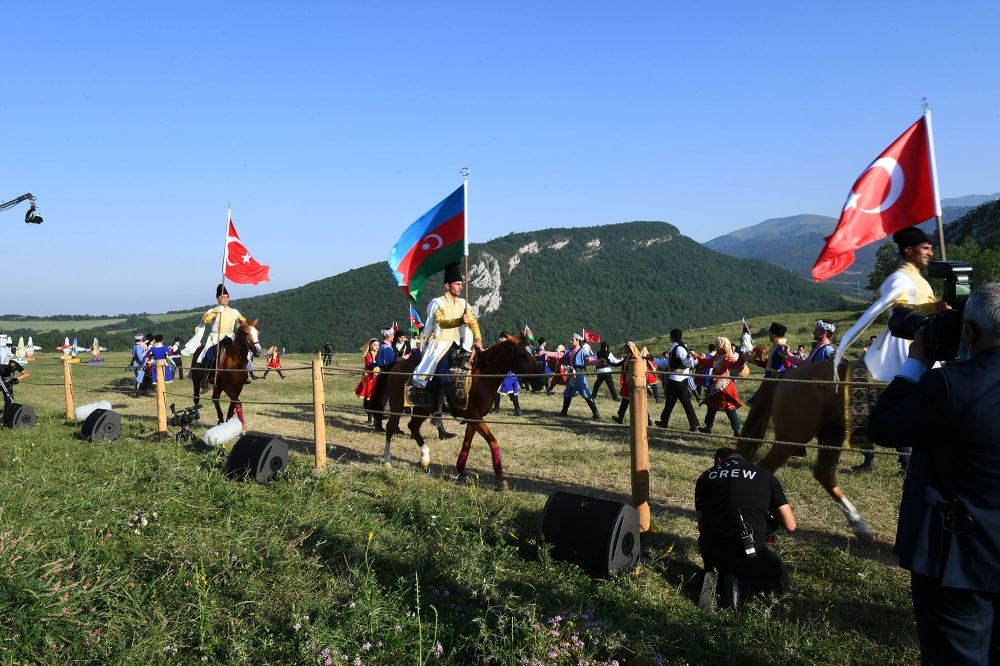 Azərbaycan və Türkiyə Prezidentləri xanımları ilə birlikdə Heydər Əliyev Fondunun təşkil etdiyi “Musiqi irsi və Qarabağ atları Cıdır düzündə” adlı kompozisiyanın təqdimatında iştirak ediblər (FOTO/VİDEO)