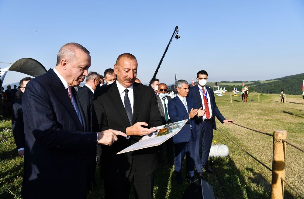 Şuşada Ərdoğana “Zəfər” adlı Qarabağ atı və “Xarıbülbül” kompozisiyası hədiyyə edilib (FOTO)