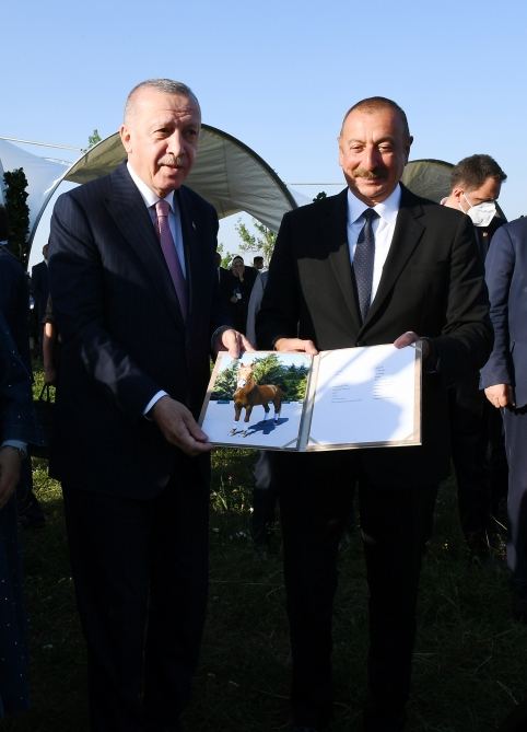 Şuşada Ərdoğana “Zəfər” adlı Qarabağ atı və “Xarıbülbül” kompozisiyası hədiyyə edilib (FOTO)