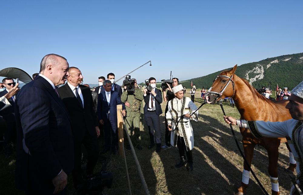 Şuşada Ərdoğana “Zəfər” adlı Qarabağ atı və “Xarıbülbül” kompozisiyası hədiyyə edilib (FOTO)