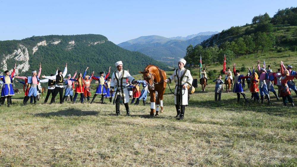 Şuşada Ərdoğana “Zəfər” adlı Qarabağ atı və “Xarıbülbül” kompozisiyası hədiyyə edilib (FOTO)