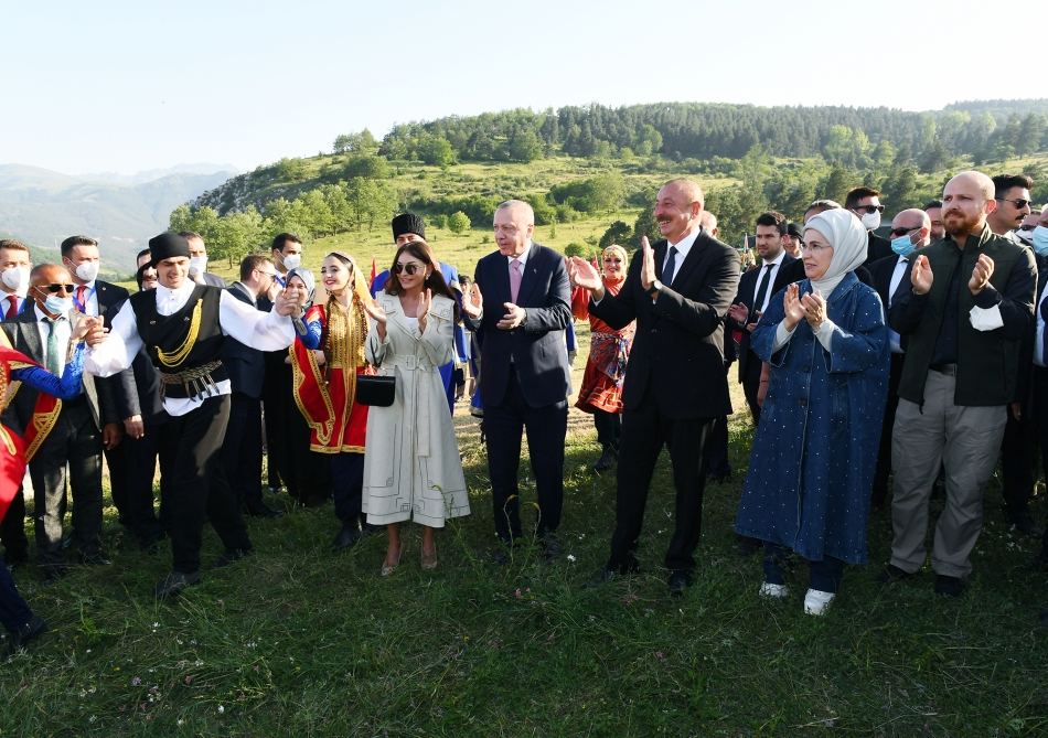 Azərbaycan və Türkiyə Prezidentləri xanımları ilə birlikdə Heydər Əliyev Fondunun təşkil etdiyi “Musiqi irsi və Qarabağ atları Cıdır düzündə” adlı kompozisiyanın təqdimatında iştirak ediblər (FOTO/VİDEO)